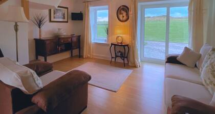 Buttercup Cottage - sleeps 5 guests in 3 bedrooms