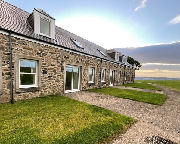 Exterior - Buttercup Cottage - sleeps 5 guests in 3 bedrooms (Argyll)