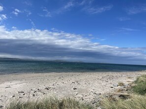 Beach nearby - Buttercup Cottage - sleeps 5 guests in 3 bedrooms (Argyll)