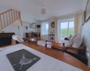 TV, DVD player, stereo - Buttercup Cottage - sleeps 5 guests  in 3 bedrooms (Argyll)