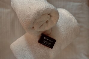 Combined shower/tub, hair dryer, towels - Foxglove Cottage - sleeps 4 guests  in 2 bedrooms (Argyll)