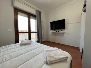 2 bedrooms, desk, iron/ironing board, WiFi