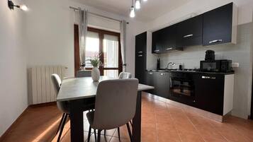 Frigorifero, forno, piano cottura, bollitore elettrico