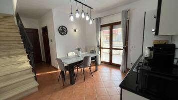 Fridge, oven, stovetop, electric kettle