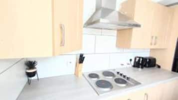 Jääkaappi, mikroaaltouuni, uuni, liesi