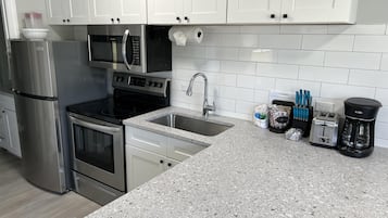 Refrigerador, microondas, horno y parrilla de estufa