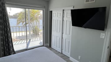 1 habitación y tabla de planchar con plancha