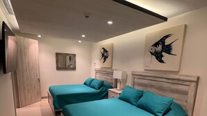 Une chambre moderne avec deux lits, une tête de lit en bois et des œuvres d’art accrochées aux murs.