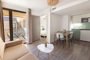 Departamento superior | Área de sala de estar | Televisión de pantalla plana de 108 cm con canales digitales y Netflix 