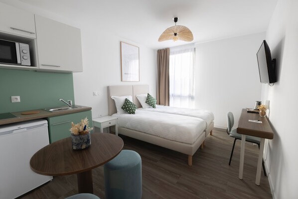 Ropa de cama de alta calidad y caja de seguridad en la habitación 