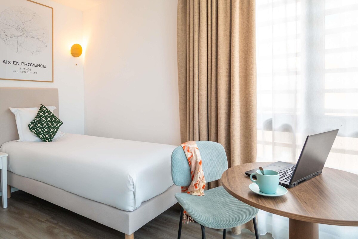 Estudio clásico, 1 cama doble | Ropa de cama de alta calidad, caja fuerte, escritorio