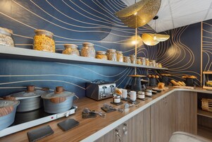 每日供应自助式早餐（每人 EUR 20）