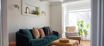 Walk to downtown from charming 2bd