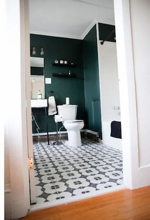Haartrockner, Handtücher, Seife, Toilettenpapier