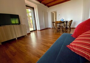 Smart-TV, Tischtennisplatte, Bücher