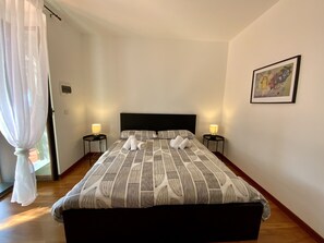 2 Schlafzimmer, Zimmersafe, Schreibtisch, schallisolierte Zimmer