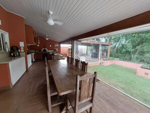 Outdoor dining - Country house with private access to the dam in Piracaia SP (Piracaia)