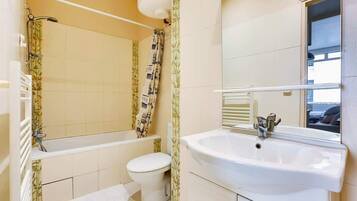 Douche, sèche-cheveux, serviettes fournies