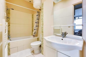 Een douche, een haardroger, handdoeken