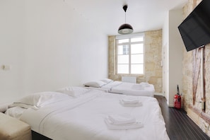 1 chambre, fer et planche à repasser, Wi-Fi gratuit, draps fournis