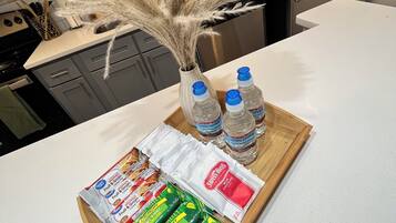 Køleskab, mikrobølgeovn, kaffe-/temaskine