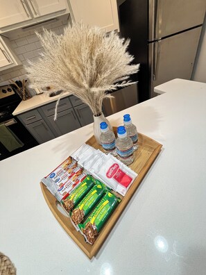 Køleskab, mikrobølgeovn, kaffe-/temaskine