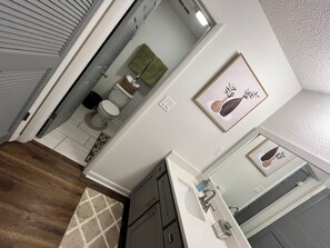 Hårføner, håndklær, såpe og toalettpapir