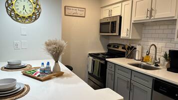 Køleskab, mikrobølgeovn, kaffe-/temaskine