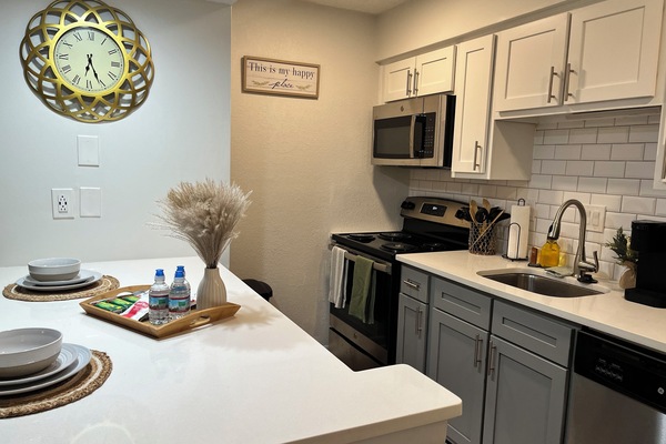 Kühlschrank, Mikrowelle, Wasserkocher mit Kaffee-/Teezubehör