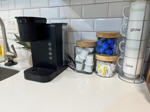 Kjøleskap, mikrobølgeovn og kaffetrakter/tekoker