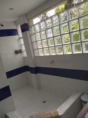 Comfort Double Room | Bathroom | Shower, rainfall showerhead, towels - Playa Tranquilo B&B  (San Andrés)