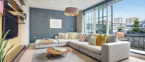 Smart TV, DVD player, books, stereo