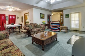 TV, books, video library, stereo - Screened Porch: Remote Harlingen House! (Harlingen)