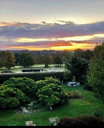 TOWNSEND FARMHOUSE BEAUTIFUL RIVERSIDE VILLAGE…..WITH HOT TUB..