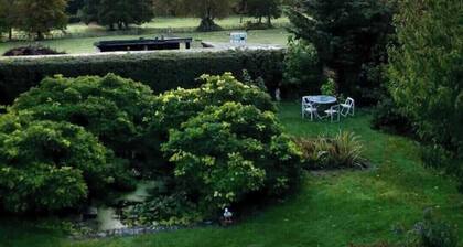 TOWNSEND FARMHOUSE BEAUTIFUL RIVERSIDE VILLAGE…..WITH HOT TUB..