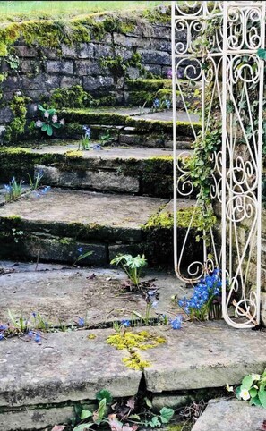 Property grounds - TOWNSEND FARMHOUSE BEAUTIFUL RIVERSIDE VILLAGE…..WITH HOT TUB.. (Streatley)