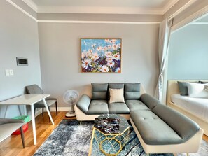 이그제큐티브 스튜디오 스위트, 시내 전망 | 거실 공간 | 디지털 채널 시청이 가능한 43인치 스마트 TV, 넷플릭스, 스트리밍 서비스