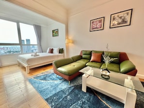 Grand-Studiosuite, Stadtblick | Wohnzimmer | 43-Zoll-Smart-TV mit Digitalempfang, Netflix, Streaming-Dienste