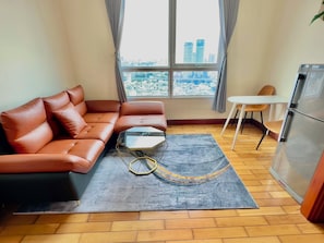 Design-Studiosuite, Stadtblick | Wohnbereich | 43-Zoll-Smart-TV mit Digitalempfang, Netflix, Streaming-Dienste
