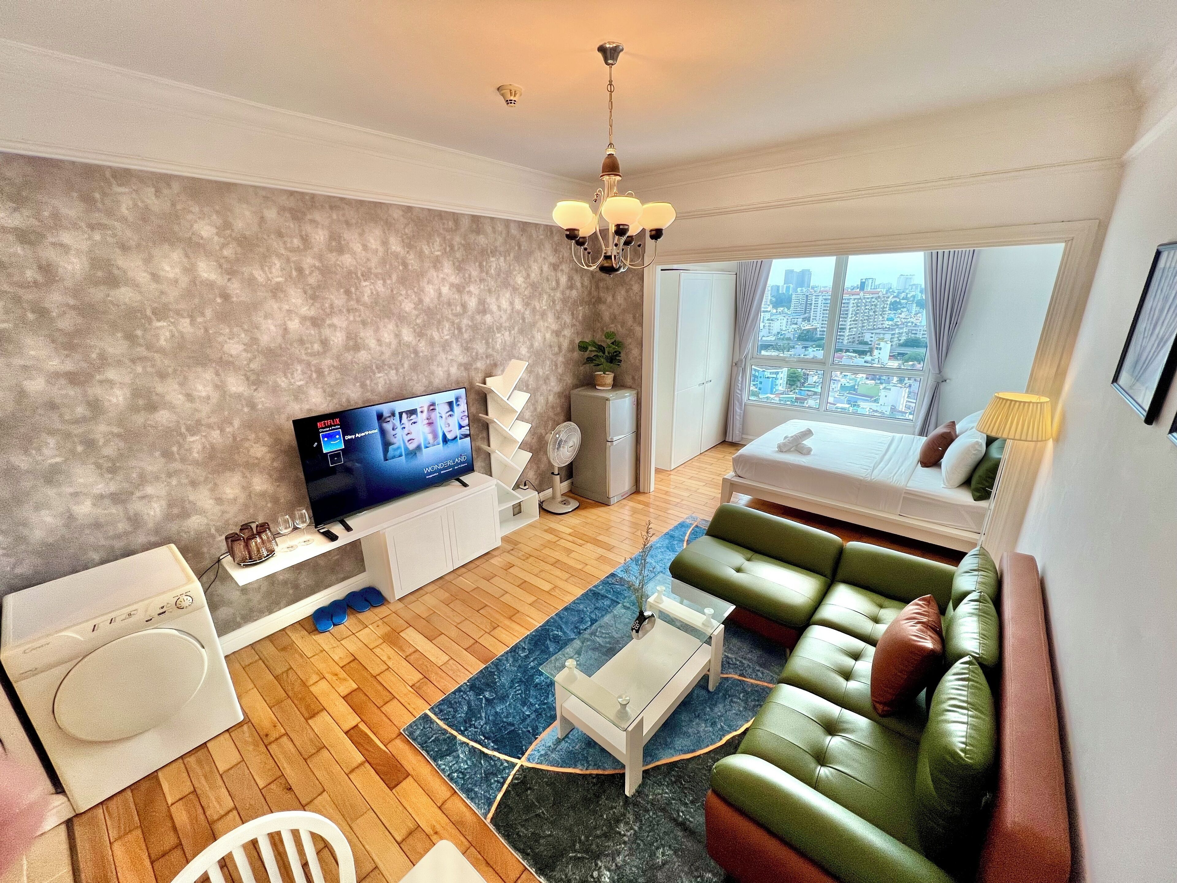 Studiosuite – grand, byutsikt | Oppholdsrom | En 43-tommers smart-TV med digitale kanaler samt Netflix