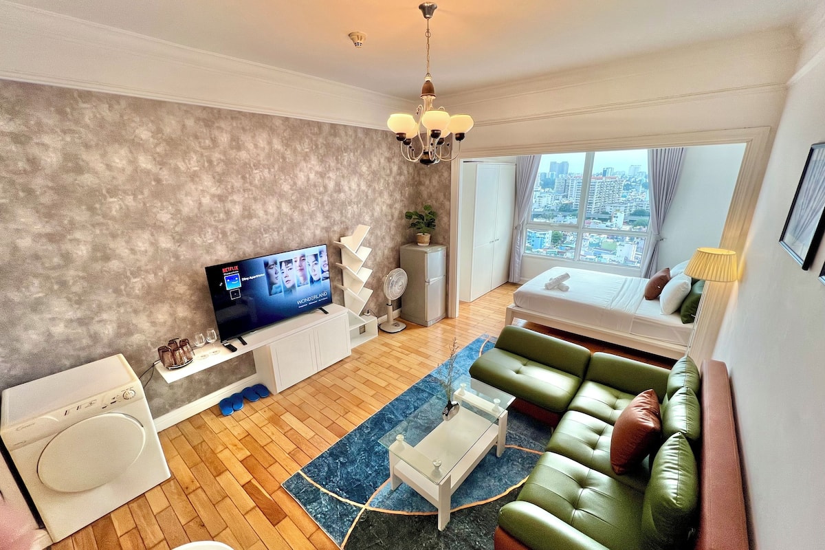 Suite monolocale Grand, vista città | Soggiorno | Smart TV 43 pollici con canali digitali, Netflix, servizi in streaming