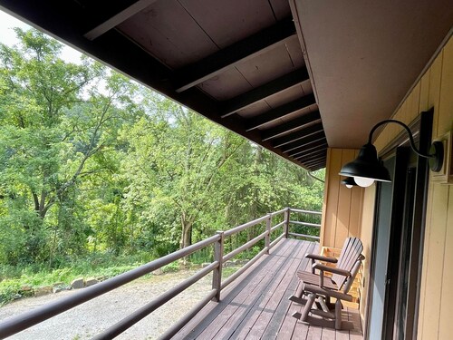 Beautifully renovated cabin near Blacklog Mountain open all year long