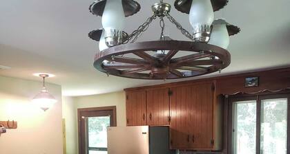 Beautifully renovated cabin near Blacklog Mountain