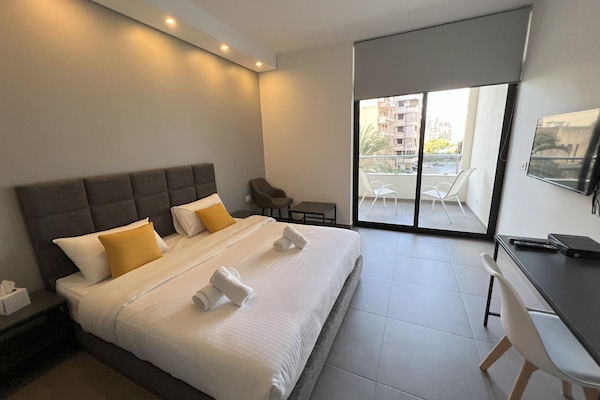 Studio Khas | Brankas, meja kerja, ruang kerja ramah laptop, dan setrika/meja setrika