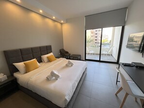 特色開放式客房 | 客房內保險箱、書桌、筆電工作空間、熨斗/熨衣板