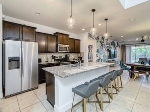 Fridge, microwave, oven, stovetop - Amazing Themed Villa with Private Pool / Spa (Kissimmee)