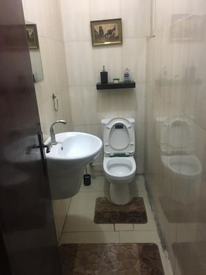 Classic Apartment | Bathroom - Shortlet Apartment Milverton Estate (Lekki)