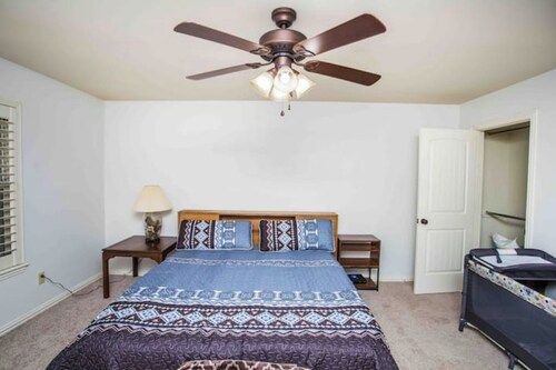 Will-JR Castle, Tempurpedic King, 3BR 2BA, extra mattress.