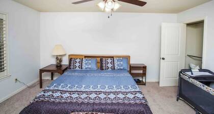 Will-JR Castle, Tempurpedic King, 3BR 2BA, extra mattress.