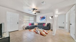 Living area - Close to Pearl, Riverwalk, Downtown. All 8 Minutes (San Antonio)